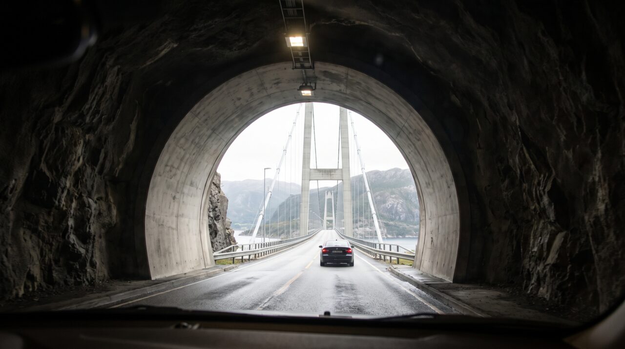 A saída deste túnel na Noruega tem 23 metros de altura e foi moldada para que uma ponte sobre o fiorde apareça aos poucos diante do motorista