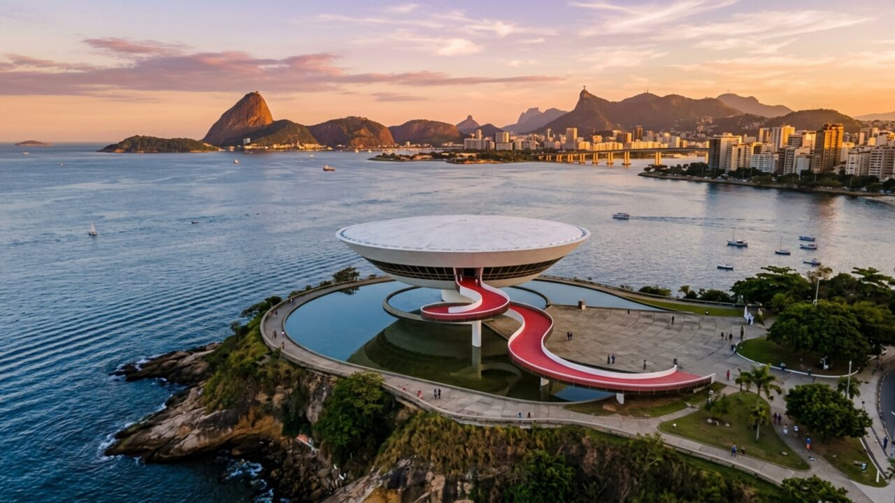 Desenhado por Oscar Niemeyer e inaugurado em 1996 com 16 metros de altura, 50 metros de diâmetro e estrutura apoiada praticamente sobre um único ponto, o “disco voador” de concreto virou símbolo de Niterói