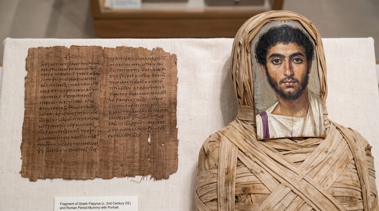 Arqueólogos que examinavam uma múmia egípcia de 1.600 anos encontraram algo que ninguém jamais tinha visto antes