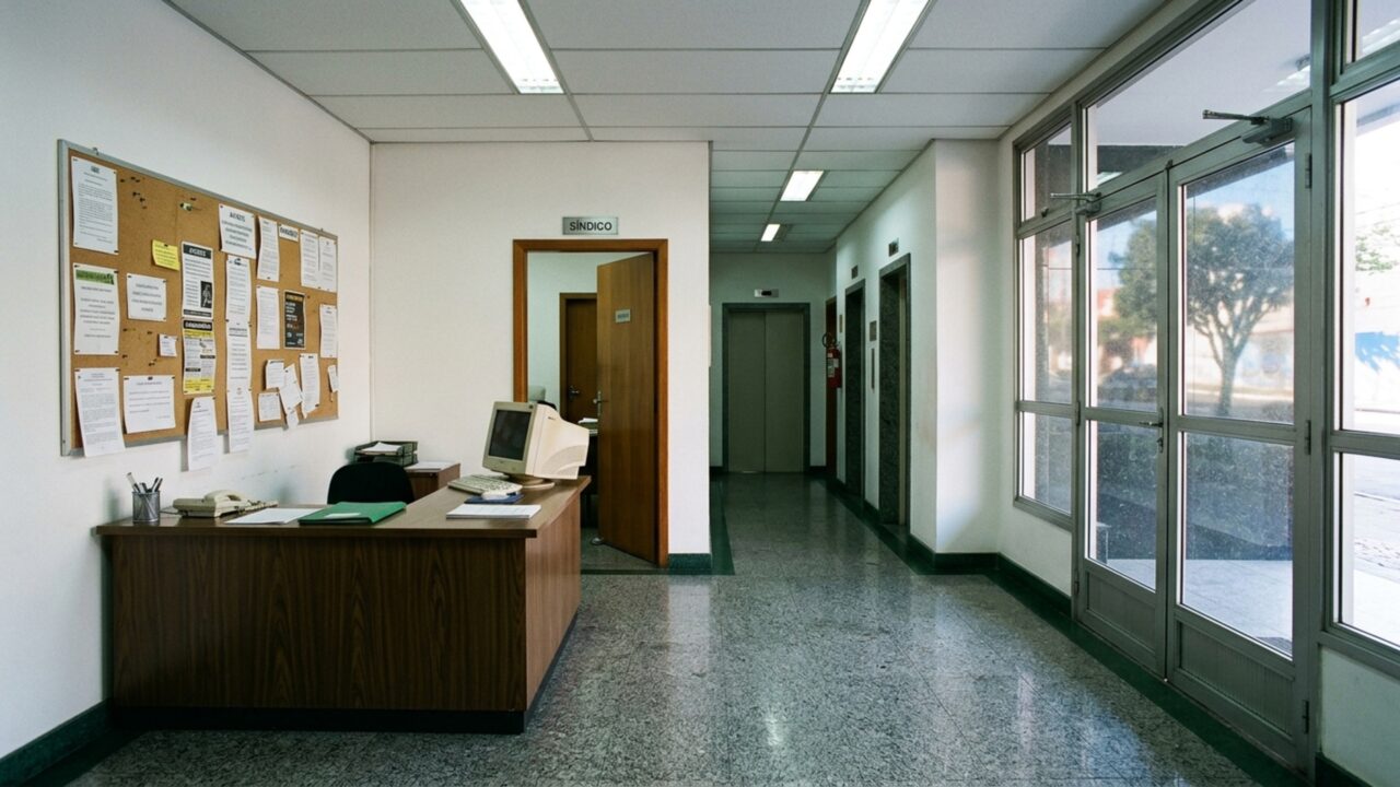 Moradora paga taxa extra do condomínio durante dois anos e descobre que parte do dinheiro arrecadado nunca foi usada na obra aprovada em assembleia