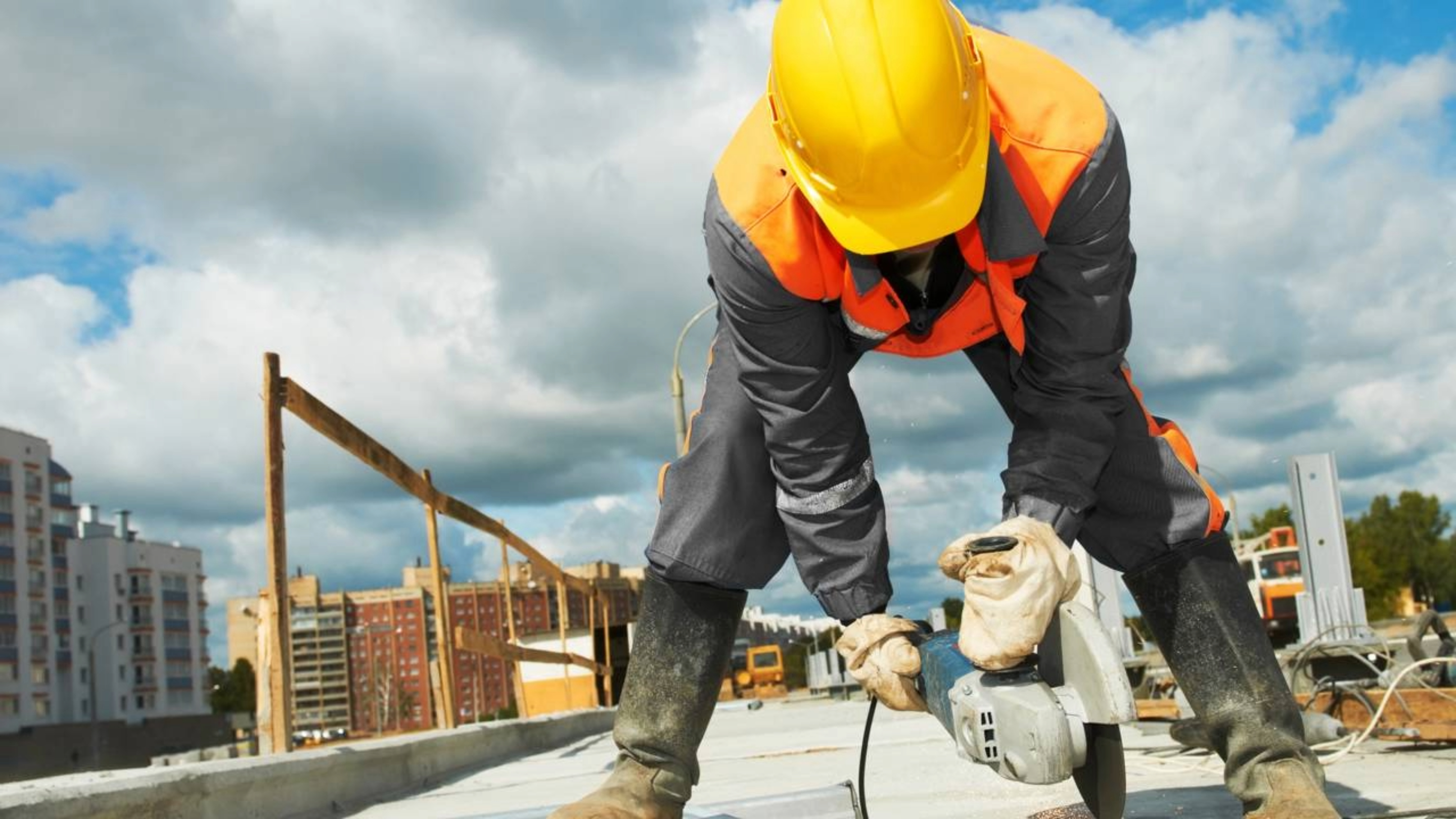 Espanha busca trabalhadores na construção civil: 95.000 vagas e salários de até €36.000 por ano - QTU Questões do Universo