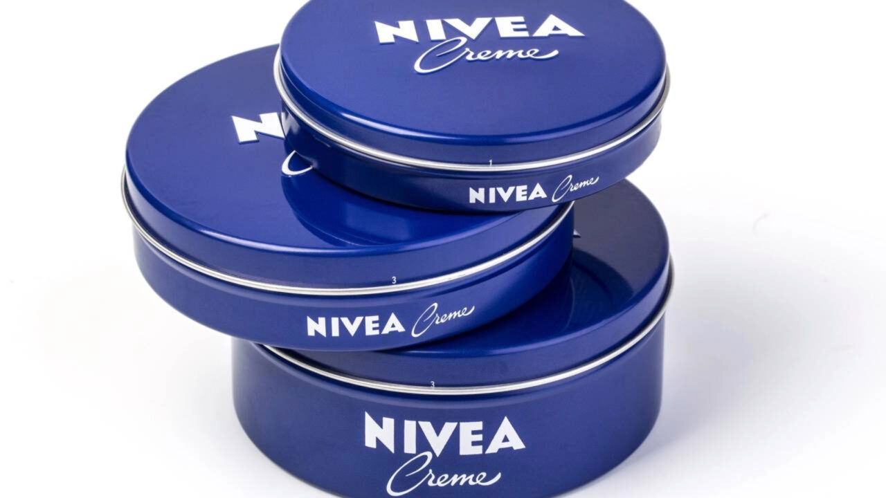 Esteticistas revelam: "É assim que você pode aplicar o creme azul Nivea para eliminar rugas no rosto"