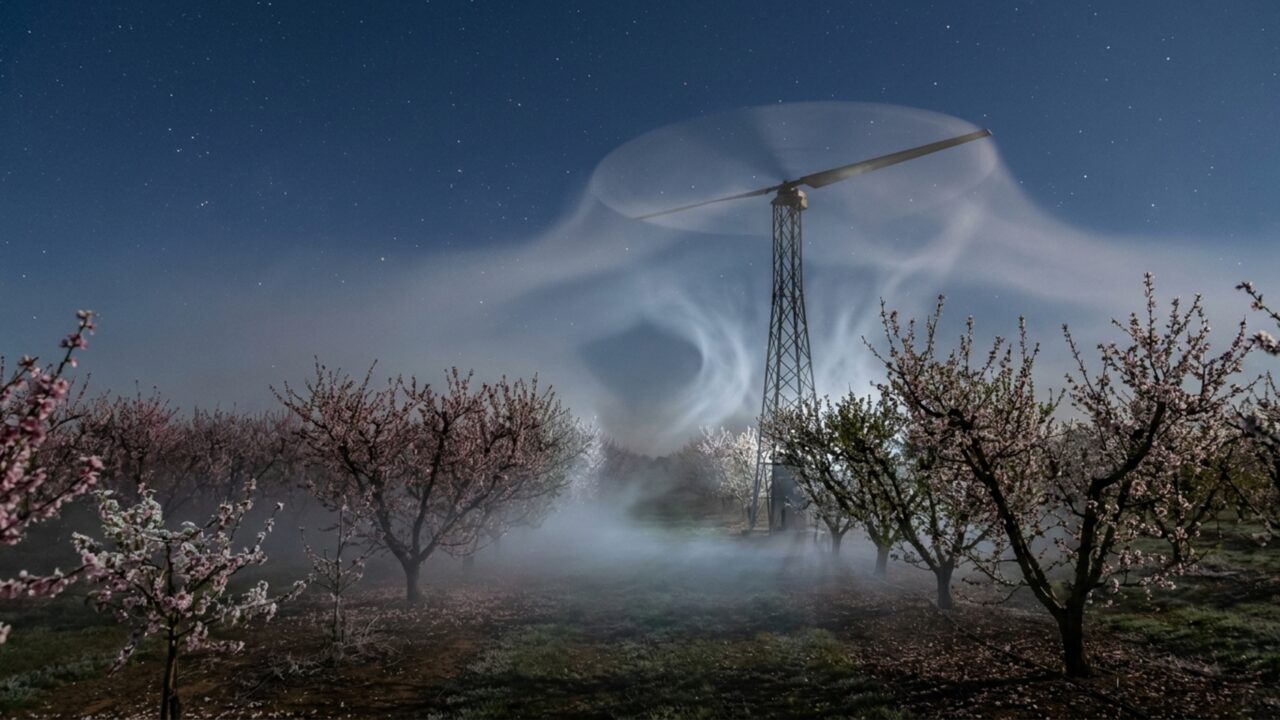 Produtores de pêssegos colocaram ventiladores com pás de 6,1 metros em torres de 10,7 metros para trazer ar mais quente até as árvores e salvar a colheita do frio, enquanto turbinas de parques eólicos provocavam um efeito semelhante à noite