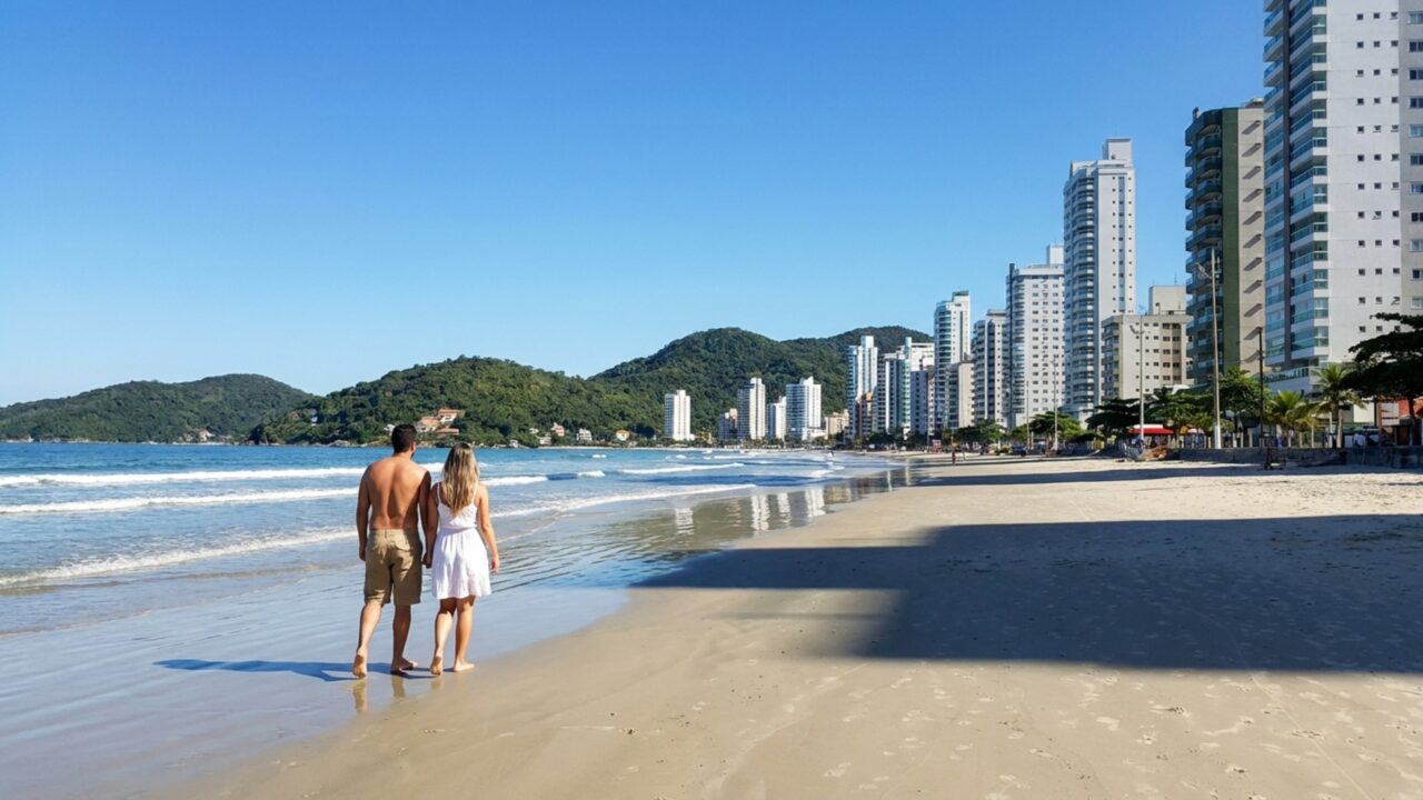 Cresceu dez vezes mais que o Brasil no último Censo: o balneário catarinense entre Balneário Camboriú e Bombinhas onde a habitação tira nota quase máxima