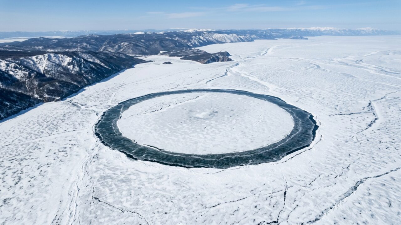 Anéis gigantes de até 7 km aparecem no gelo do lago mais profundo do planeta, podem ser vistos do espaço e escondem redemoinhos de água mais quente sob a superfície