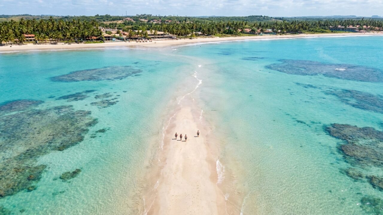 Bancos de areia que surgem no meio do mar e piscinas de água azul-turquesa: o litoral alagoano apelidado de Caribe brasileiro