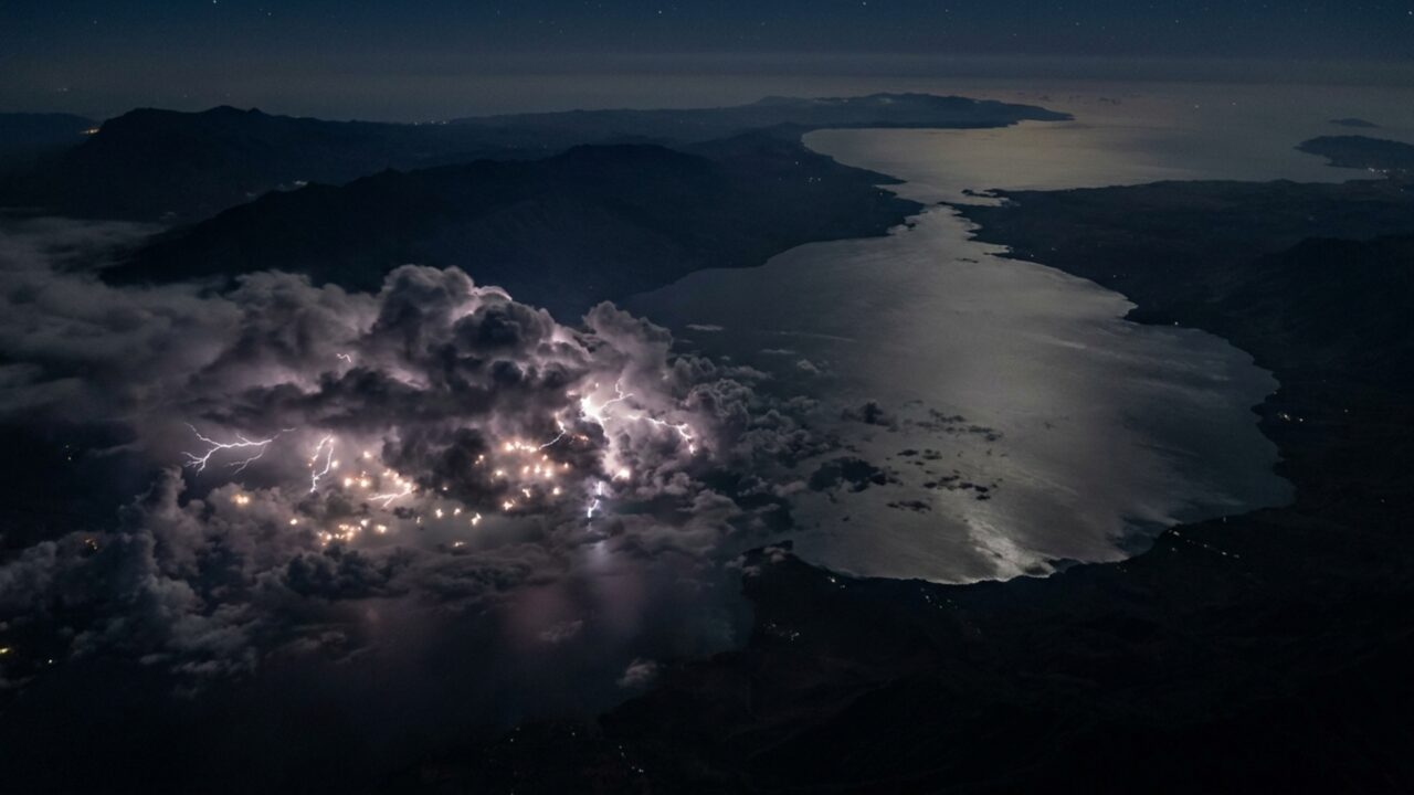 Existe um lugar onde relâmpagos aparecem em média 297 dias por ano e satélites registram cerca de 389 flashes por dia sobre o mesmo lago