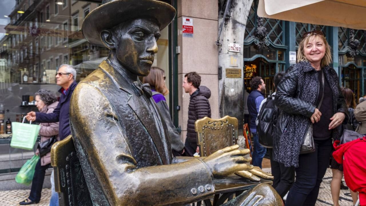 Fernando Pessoa: “Viajar? Para viajar basta existir”. Quem é Bernardo Soares, o heterônimo que escreveu essa frase