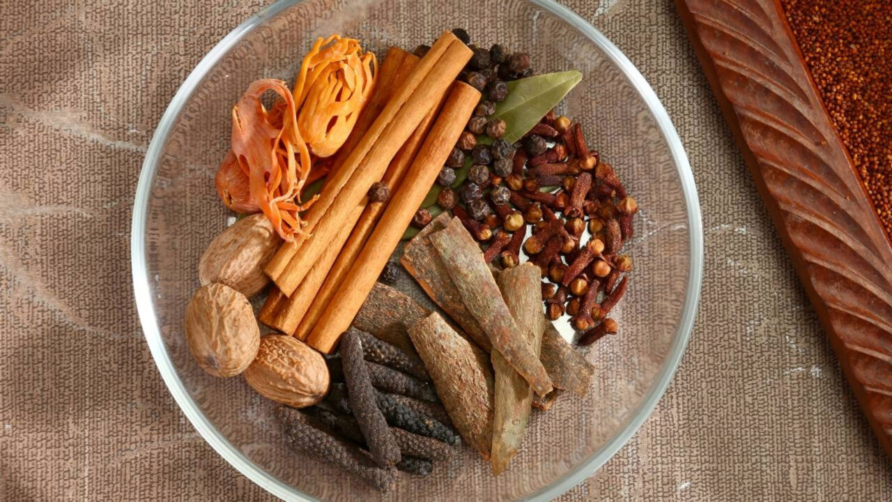 Ferver folhas de louro com palitos de canela e cravo por que é recomendado fazer isso em todas em casa e para que serve