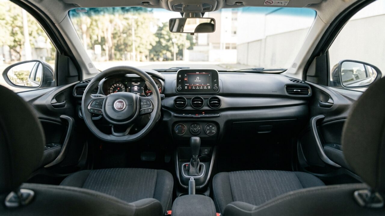 Sedã da Fiat coloca impressionantes 525 litros no porta-malas e vira aliado de quem precisa levar a família inteira