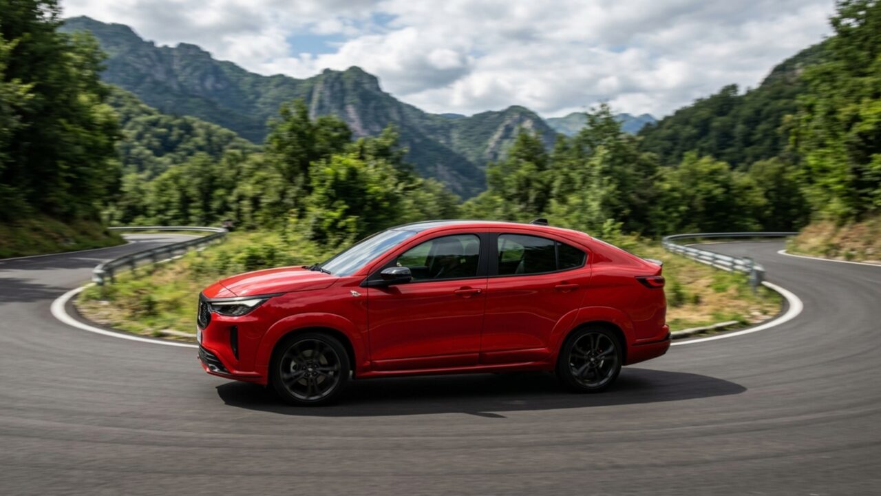 Porta-malas de 600 litros acompanha motor turbo de 185 cv, teto panorâmico e velocidade máxima de 220 km/h no SUV-cupê produzido em Minas Gerais