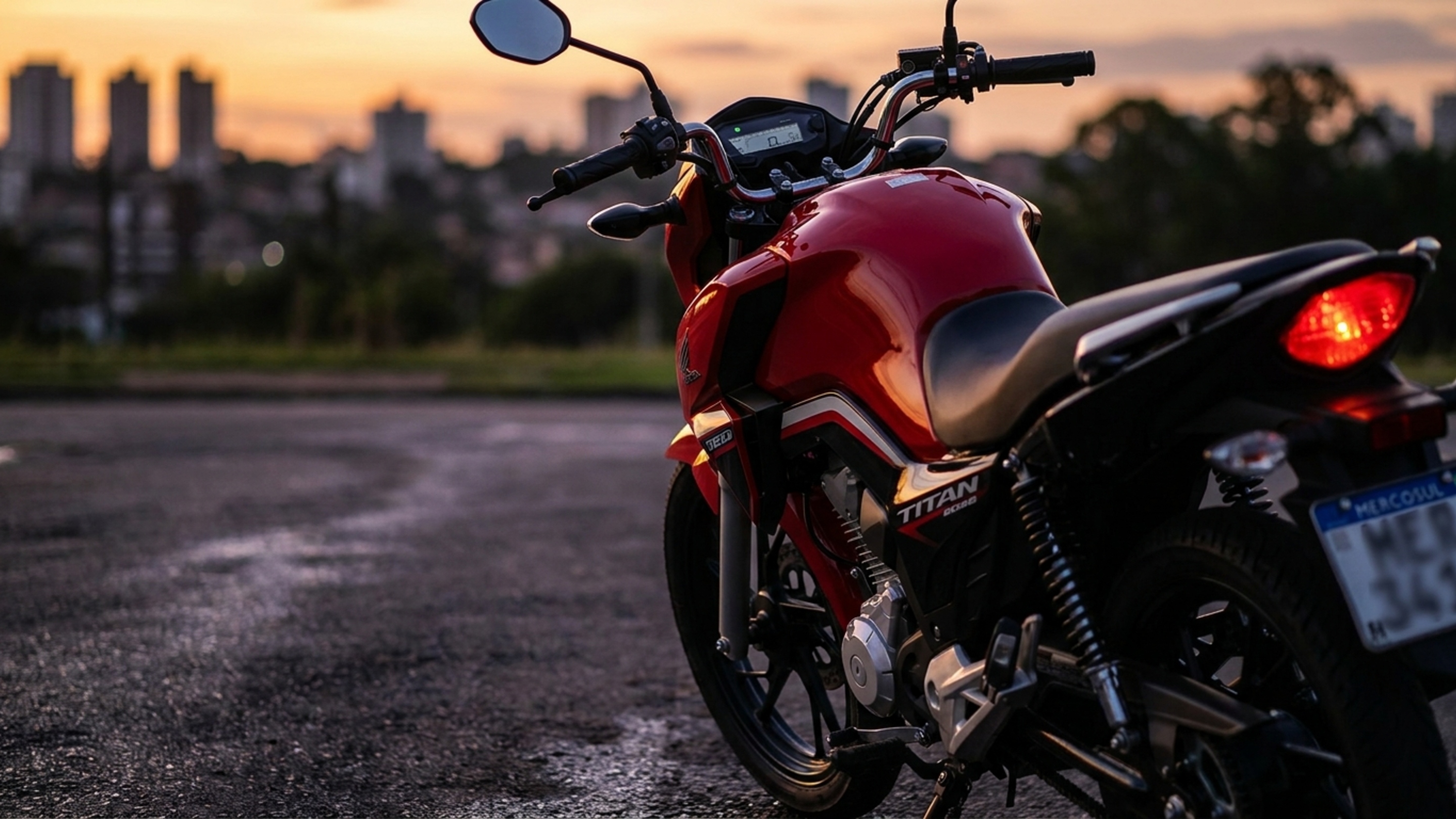 Por R$ 20.590 esta moto popular flex entrega até 14,7 cv, leva 14 litros no tanque e traz freio ABS para o uso diário