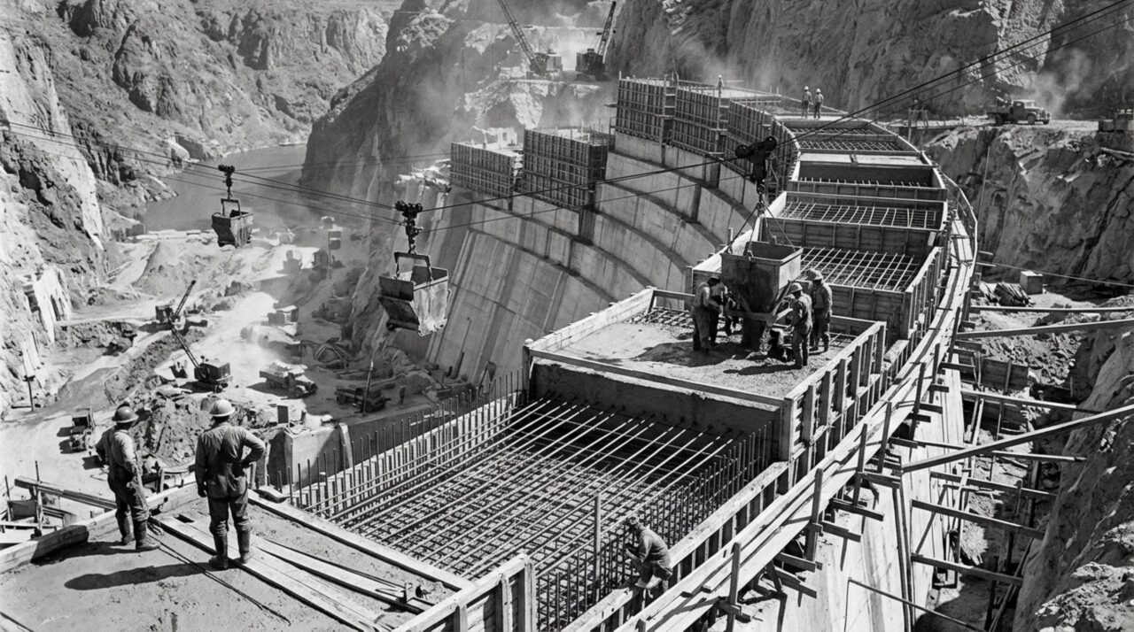 Hoover Dam exigiu quase 590 milhas de tubos embutidos no concreto para acelerar o resfriamento, porque sem refrigeração artificial a massa da barragem levaria cerca de 150 anos para esfriar naturalmente
