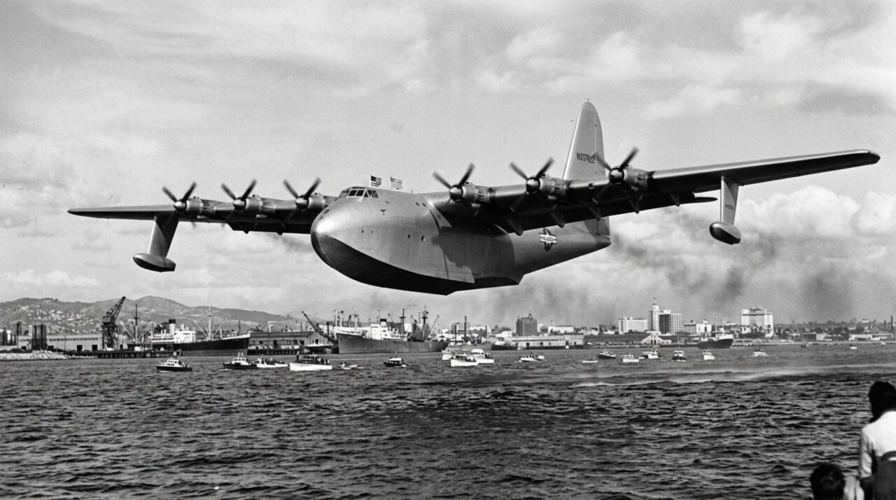 Com 66,65 metros de comprimento e asas que chegavam a quase 98 metros de envergadura, este avião utilizava oito motores e foi construído quando atravessar oceanos com cargas militares gigantescas ainda parecia um desafio extremo