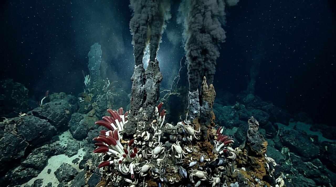 No fundo do oceano existe água a mais de 400 °C que não entra em ebulição, e a razão está nas condições encontradas quilômetros abaixo da superfície
