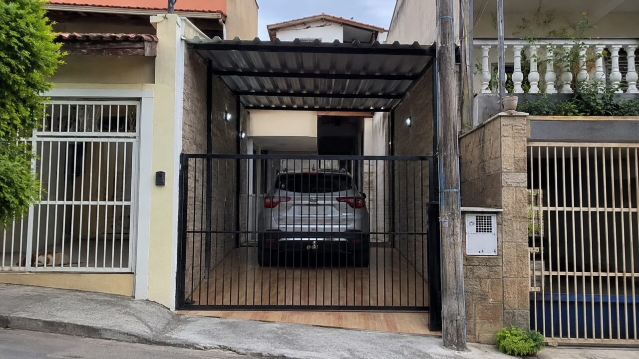 Proprietária permite que vizinho estacione em terreno vazio durante uma obra e meses depois encontra piso, cobertura e portão instalados sem autorização