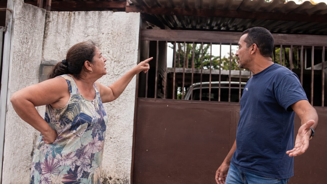 Proprietária permite que vizinho estacione em terreno vazio durante uma obra e meses depois encontra piso, cobertura e portão instalados sem autorização