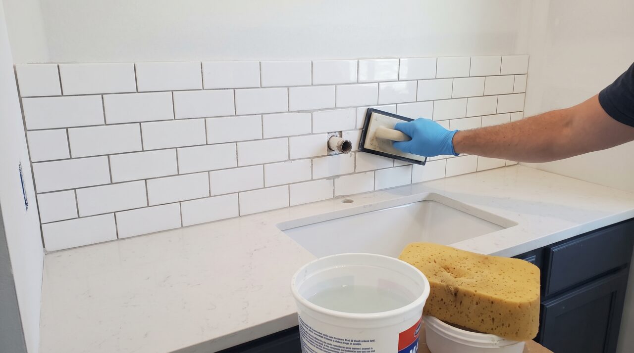 Custo e processo para instalar revestimento subway tile na parede da pia sem quebra-quebra.