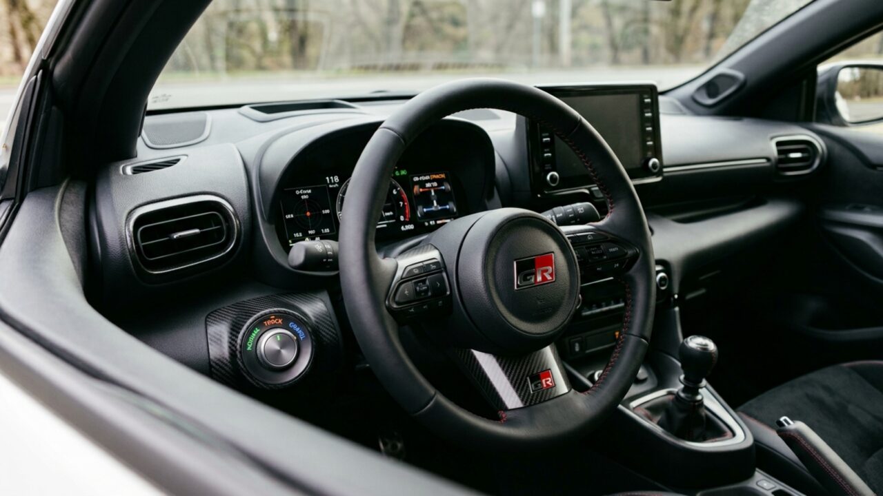 Toyota coloca impressionantes 304 cv em pequeno hatch que vai de 0 a 100 km/h em apenas 5,1 segundos