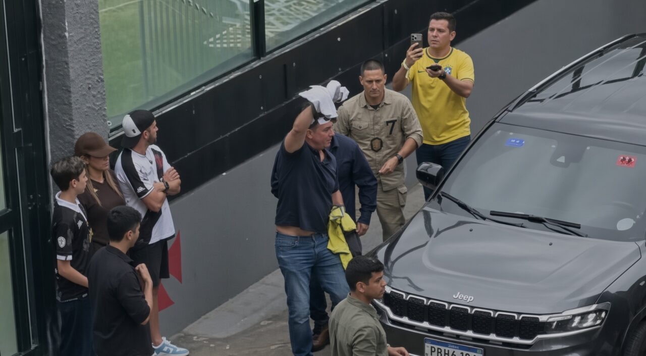 O ‘carinho da torcida’ com Flávio Bolsonaro em São Januário