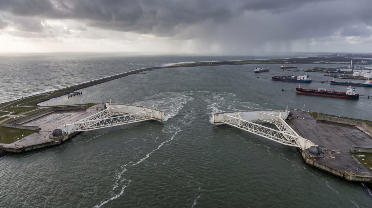 Duas portas de 210 metros ficam abertas para navios durante quase todo o tempo, mas conseguem fechar sozinhas quando o mar ameaça avançar sobre Rotterdam