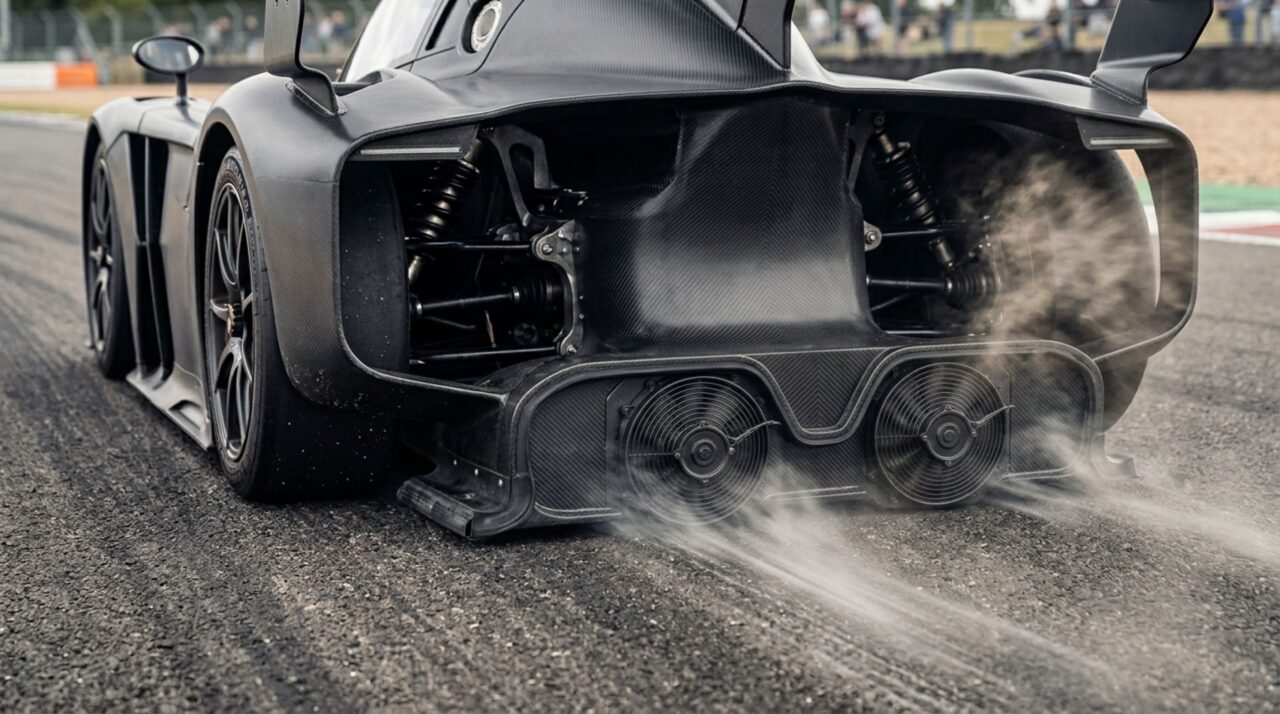 No McMurtry Spéirling, dois ventiladores de alta rotação reduzem a pressão sob o carro e geram downforce mesmo quando ele está parado