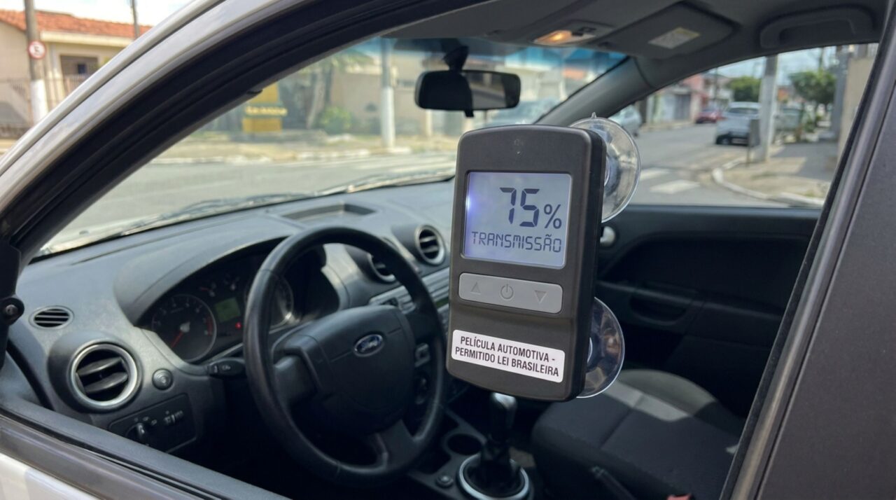 Motorista coloca película mais escura para reduzir o calor e ganhar mais privacidade dentro do carro, mas descobre na blitz que os vidros precisam manter a transparência mínima de 70%