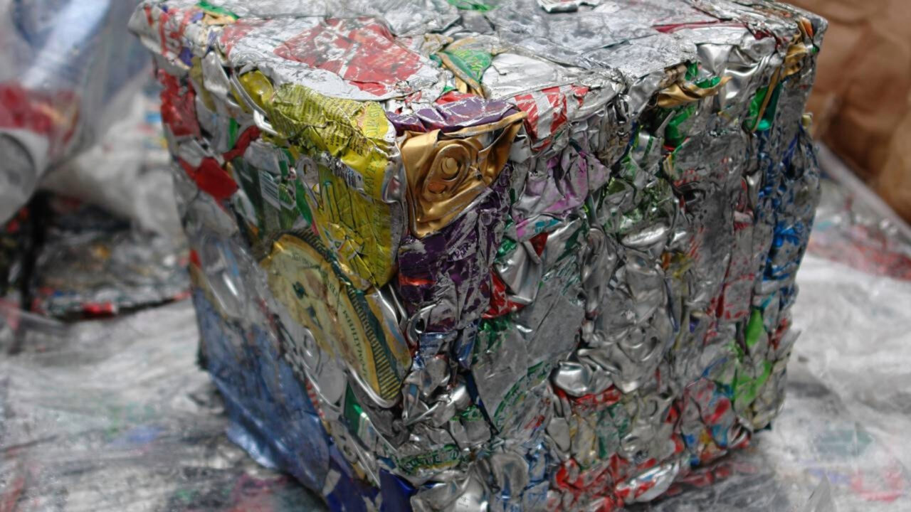 Menina de apenas 8 anos recicla 10 mil embalagens e transforma dinheiro em ajuda para famílias de crianças doentes