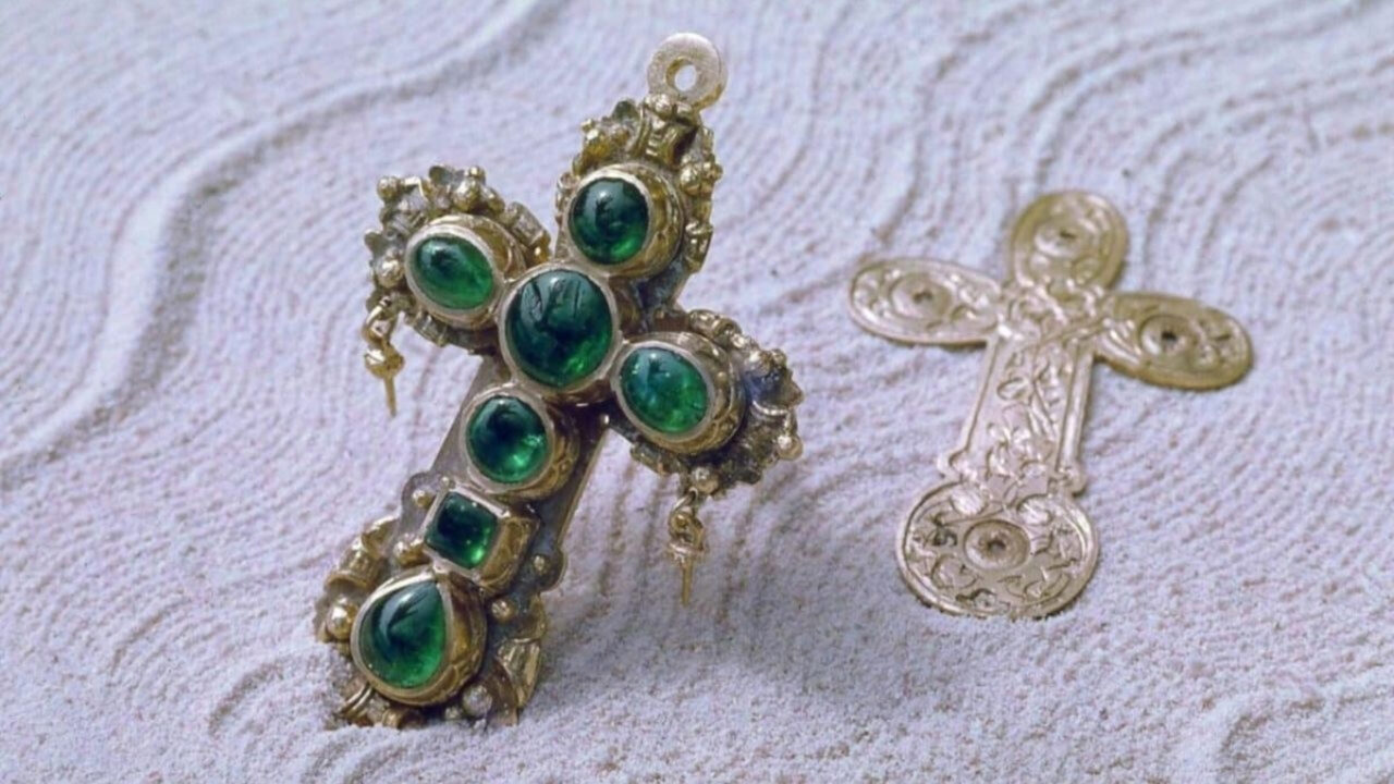 Mergulhador acha em naufrágio espanhol uma cruz de ouro de 22 quilates com sete esmeraldas, vende o tesouro ao governo das Bermudas e, anos depois..