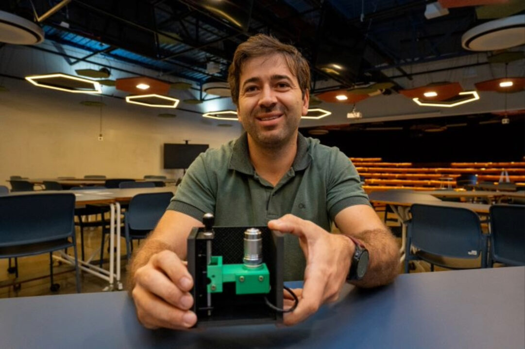 Microscópio de baixo custo desenvolvido no espaço Manacás é apresentado em Portugal