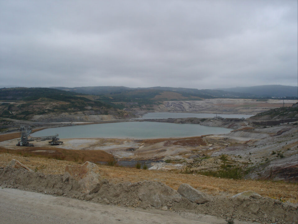 Em 2008, a Espanha entulhou uma mina de carvão com 300 metros de profundidade; quatro anos depois, se tornou o maior lago artificial do país