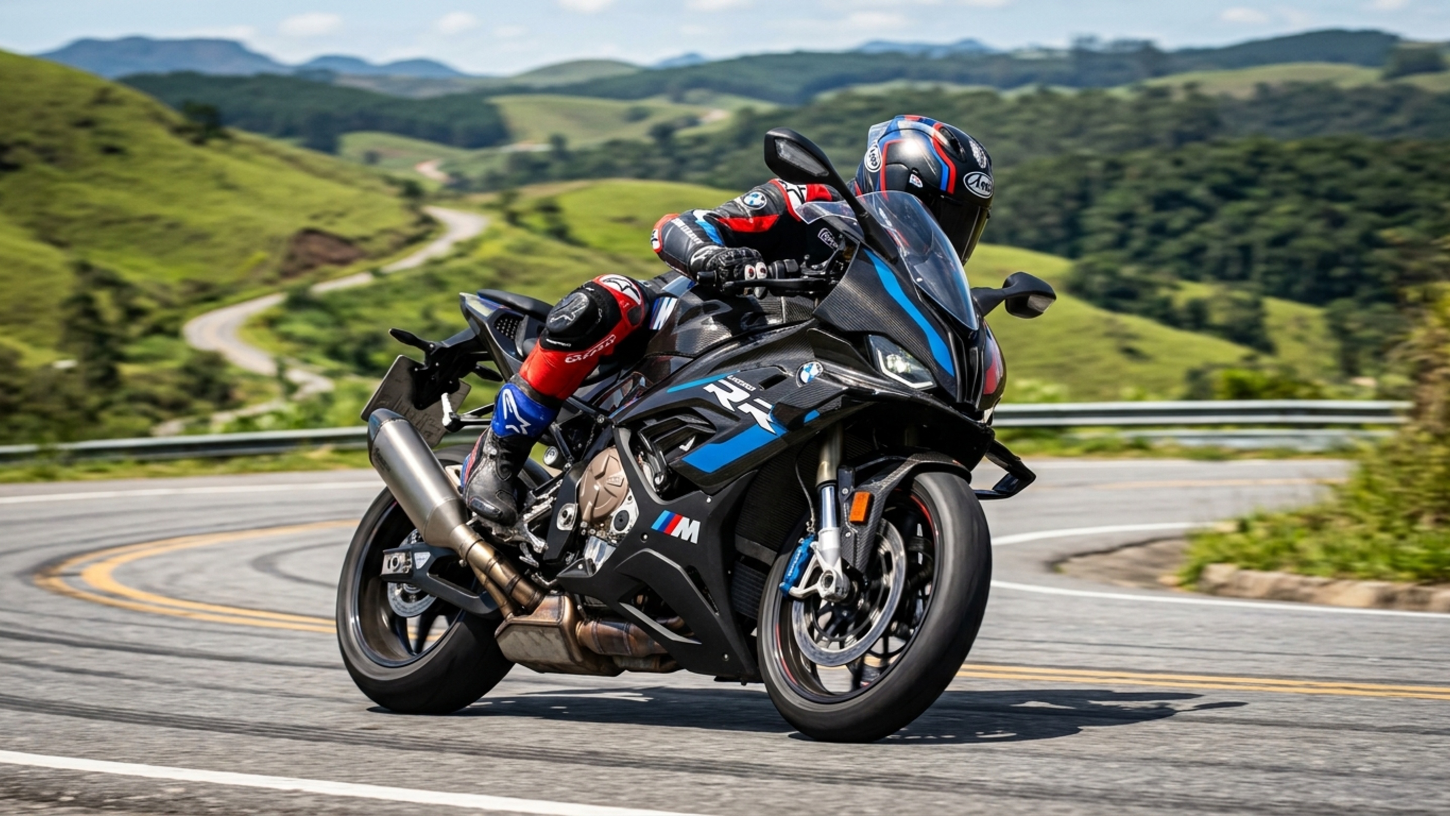Superbike de R$ 139.990 extrai 210 cv de um motor de 999 cilindradas e usa dutos no para-lama para resfriar as pinças de freio