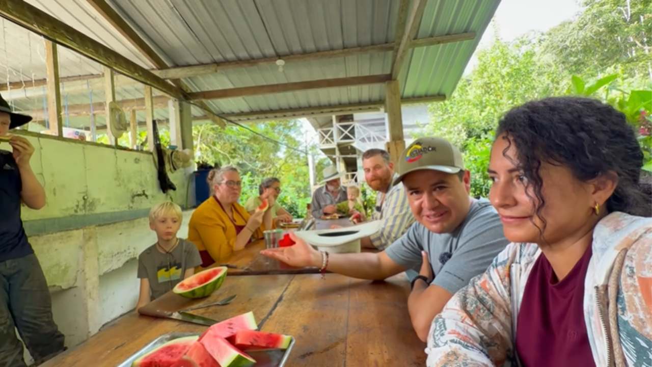 Natalie e Michael e seus 6 filhos vivem na selva Enquanto o sol acorda na selva, os pequenos sabem a missão do dia colher frutas, aprender em casa, preparar a terra e cuidar dos animais
