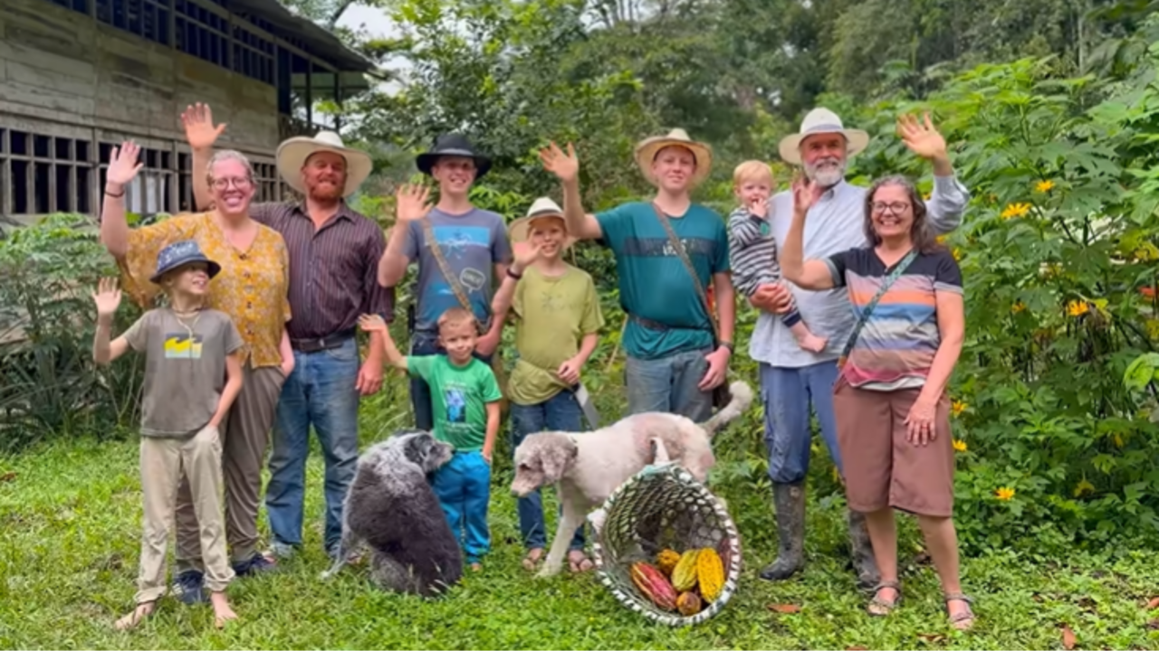 Natalie e Michael e seus 6 filhos vivem na selva: “Enquanto o sol acorda na selva, os pequenos sabem a missão do dia: colher frutas, aprender em casa, preparar a terra e cuidar dos animais”