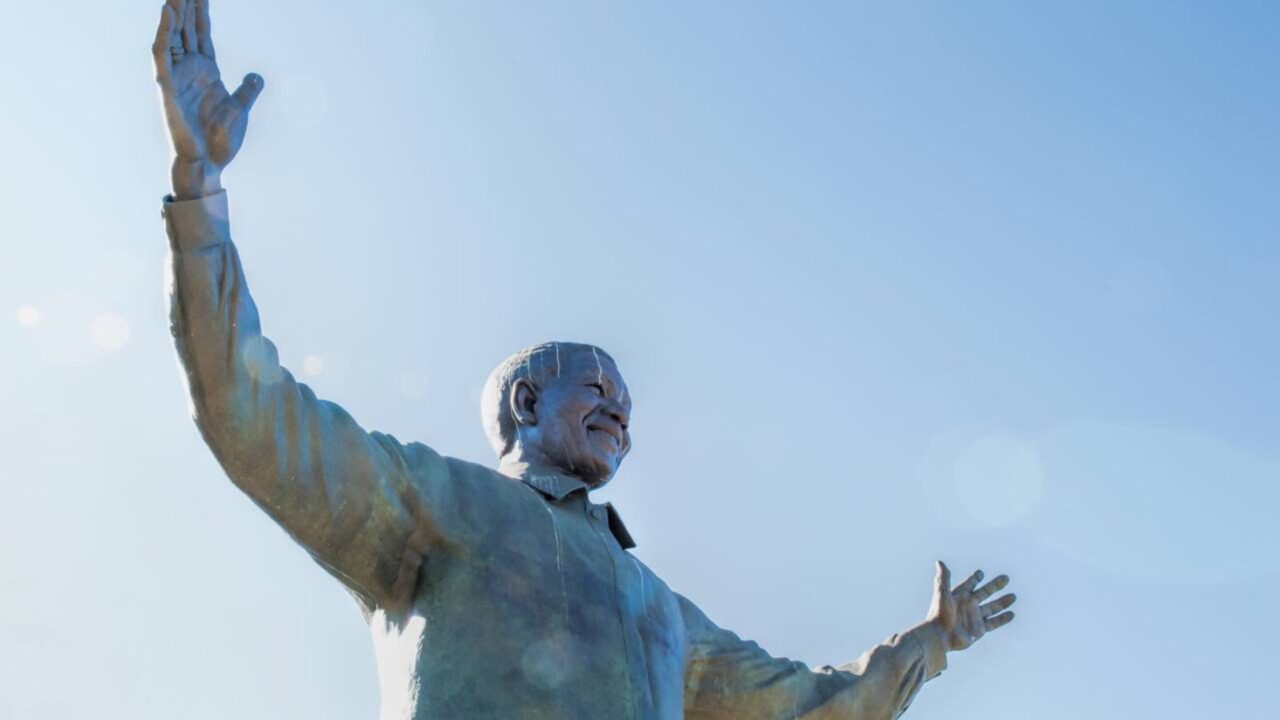Nelson Mandela: "a coragem não é a ausência do medo, mas o triunfo sobre ele". E a frase famosa que ele nunca disse