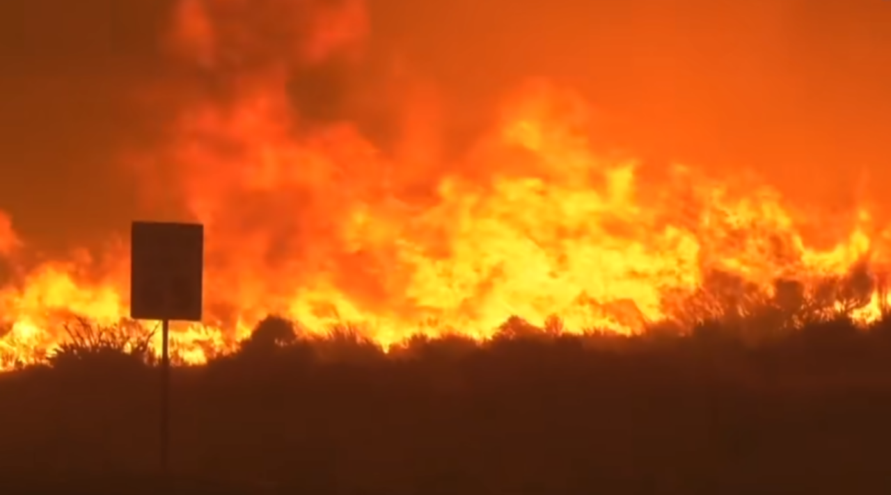 Incêndio em Nevada, EUA, obriga deslocamento de 90 mil pessoas