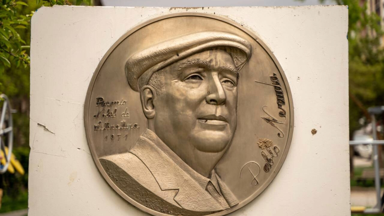 Pablo Neruda, poeta chileno e Prêmio Nobel de Literatura A criança que não brinca não é uma criança, mas o homem que não brinca perdeu para sempre a criança que vivia nele