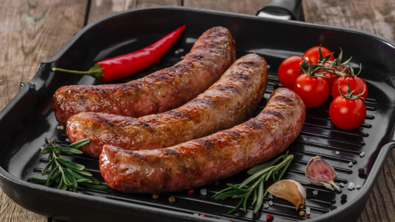 Pare de fritar linguiça; açougueiro revela truque que deixa elas mais muito suculentas e crocantes