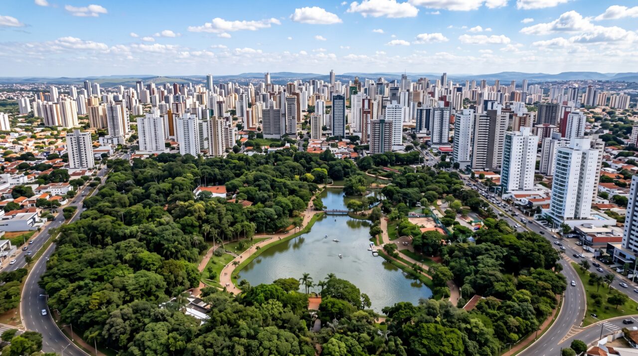 A capital do centro-oeste de inúmeros parques floridos que conquistou destaque nacional em qualidade de vida parece um refúgio urbano desenhado perfeitamente para garantir moradia pacífica e bem-estar em família