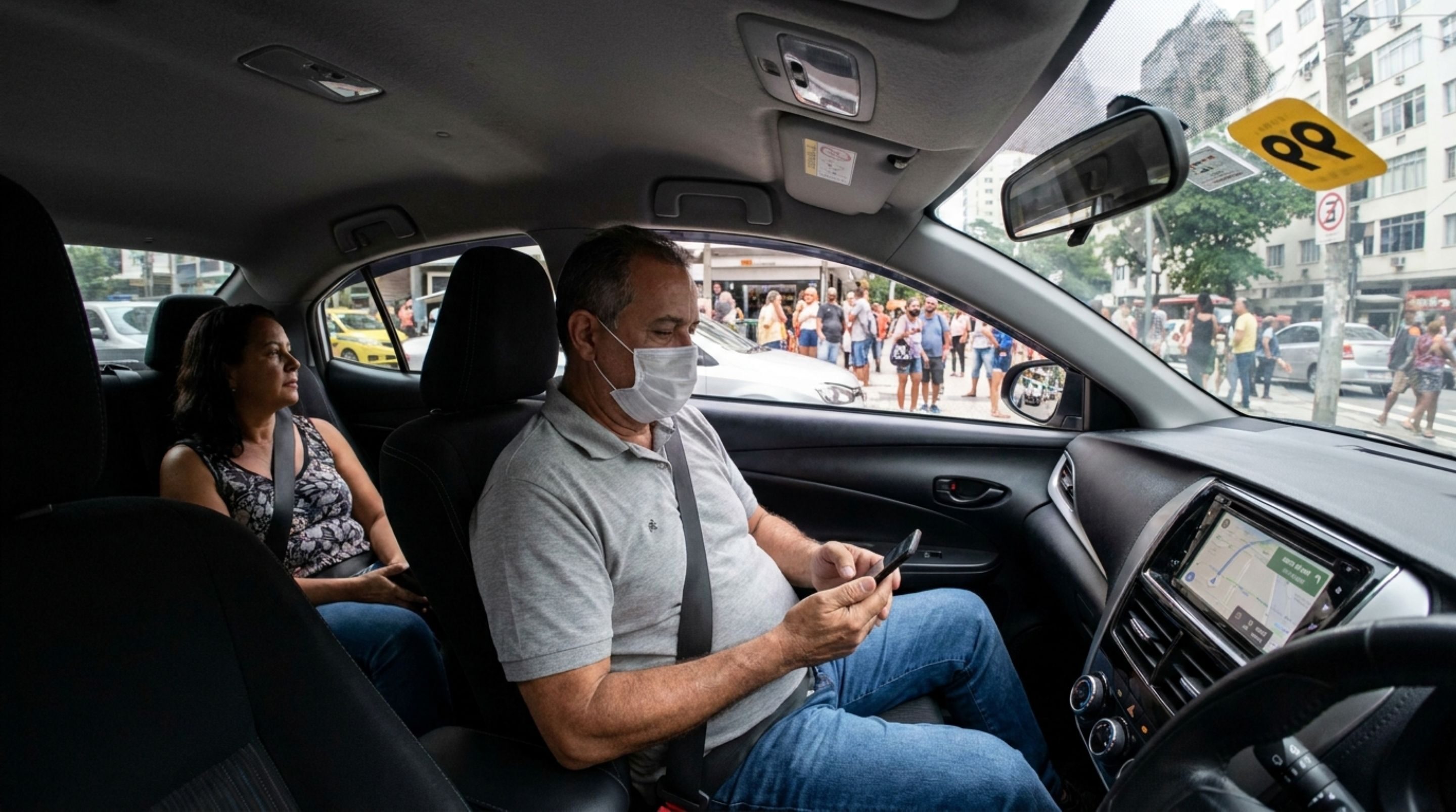 Motorista de Uber é multado porque passageiro no banco de trás estava sem cinto e descobre que a obrigação não vale só para quem dirige e a lei não diferencia corrida de aplicativo - QTU Questões do Universo