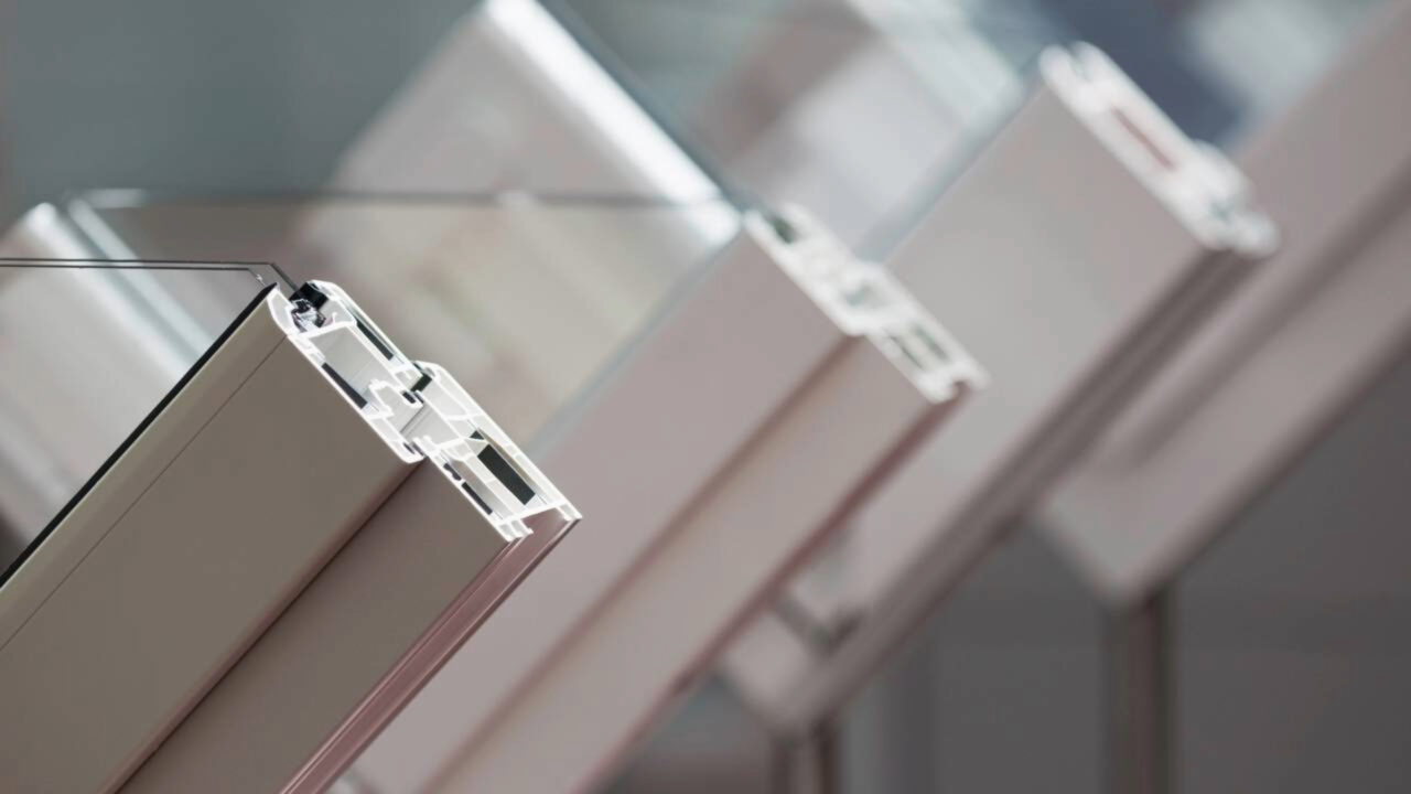 Pedreiros estão levantando casas sem reboco, sem pintura e sem revestimento através de encaixes de painéis de PVC que servem de fôrma e também como acabamento e uma casa popular fica pronta em 7 dias.
