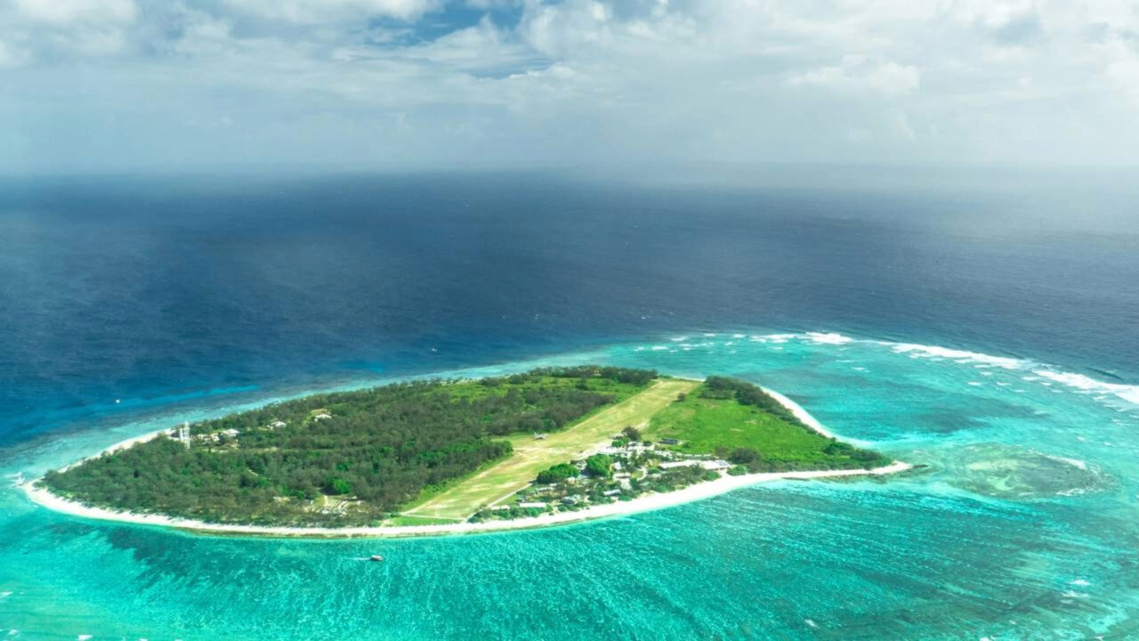 Piloto achou ilha sem solo fértil e sem árvores, carregou tambores de 18 litros de água em seu avião e aproveitou para dar início à recuperação que transformou a paisagem em 50 anos
