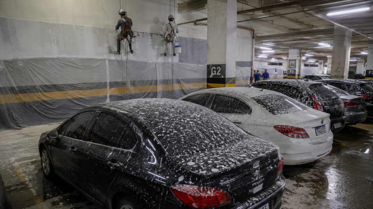 Pintura da fachada espalha respingos sobre 22 carros e condomínio afirma que moradores foram avisados para retirar os veículos
