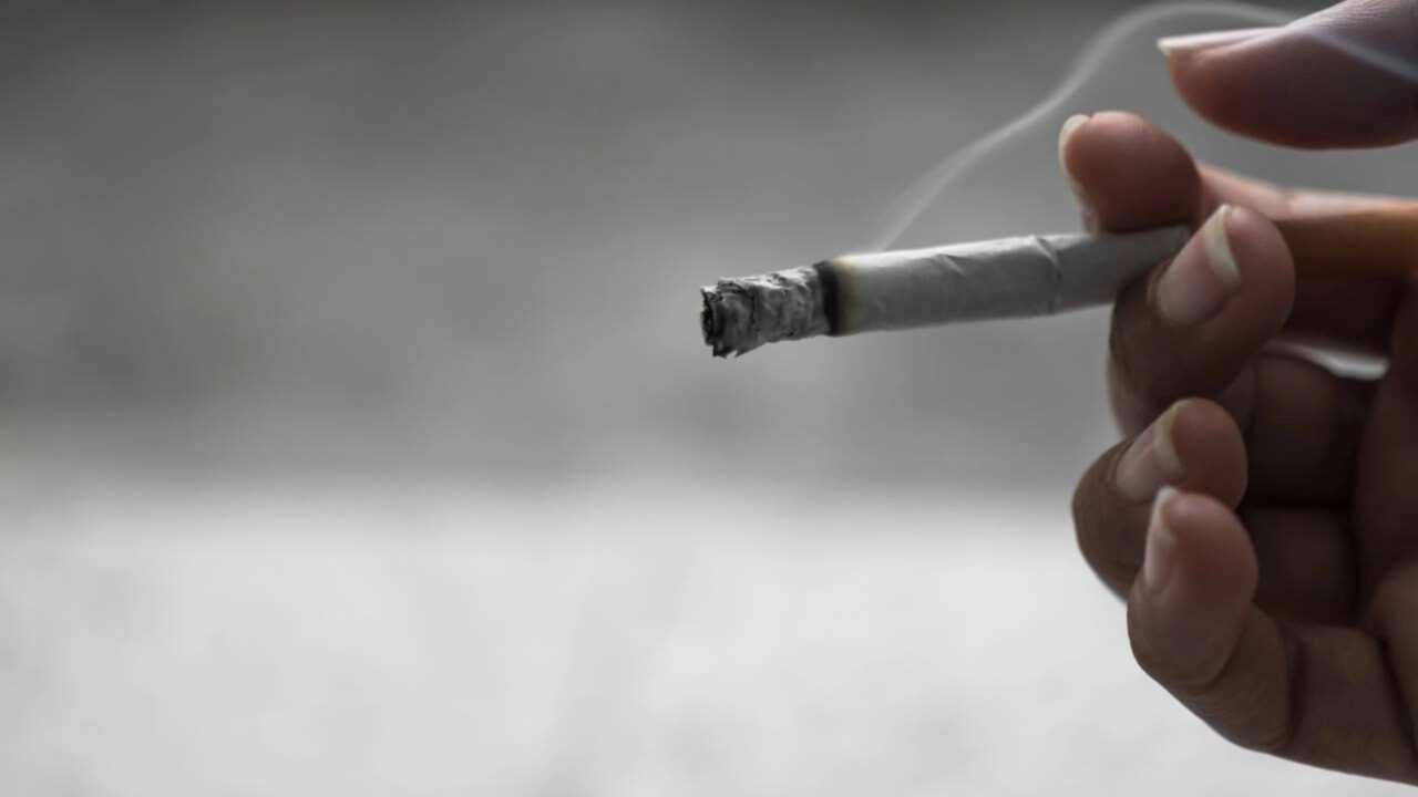 Promulgada nova regra que pode render multa de R$ 1,5 mil para quem fumar em público