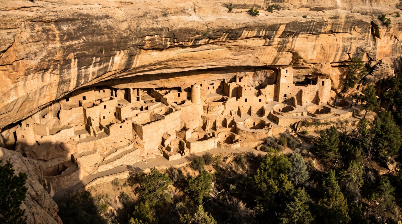 Casas de pedra erguidas entre 1180 e 1280 nos penhascos do Colorado ainda preservam paredes porque nascentes escavaram alcovas no arenito, e esses mesmos abrigos naturais protegeram mais de 600 moradias por mais de sete séculos