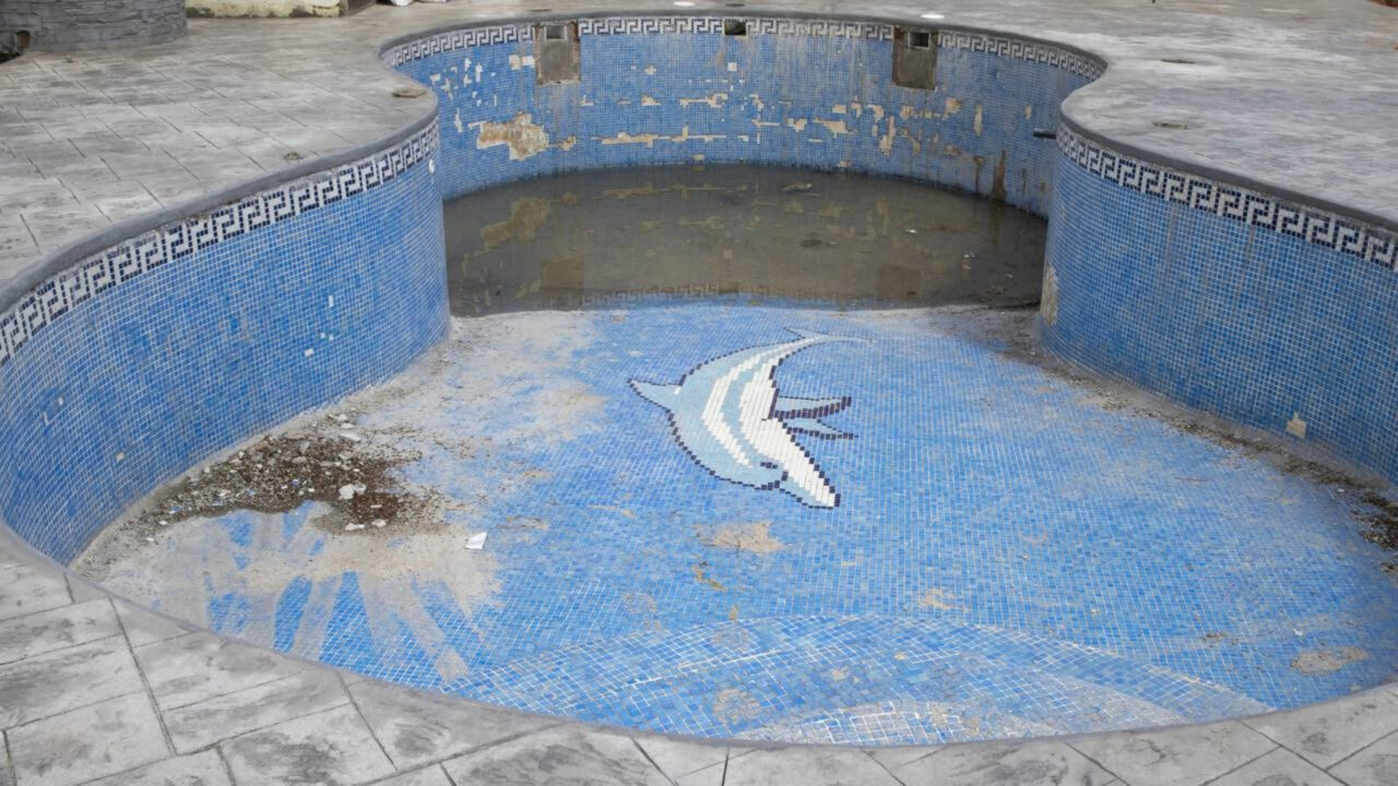 Quer se livrar da sua piscina enterrada veja passo a passo de como removê-la para criar um espaço totalmente novo no seu exterior