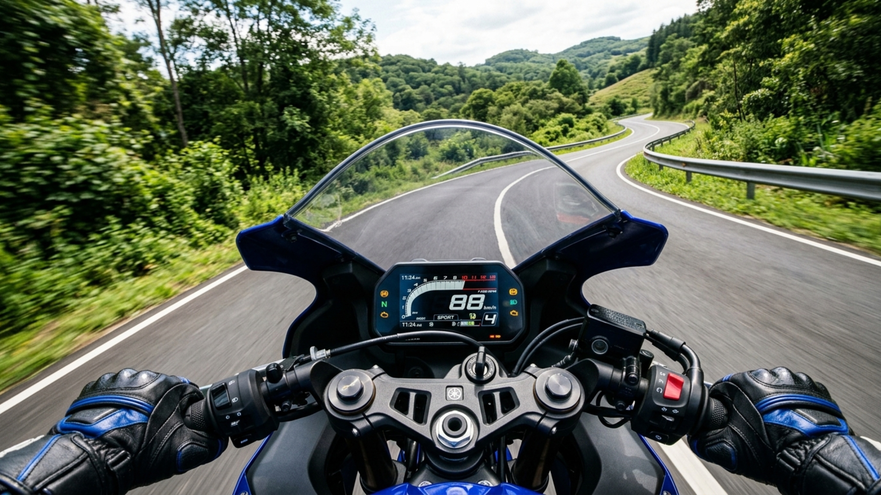 Esportiva de 321 cilindradas entrega 41,3 cv com motor bicilíndrico e tecnologia que reduz vibração e temperatura
