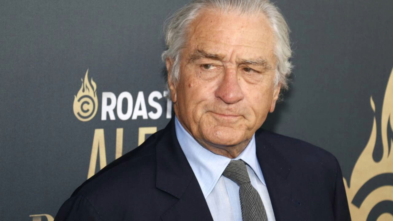 Robert De Niro, ator de Hollywood aos 83 anos, sobre religião Eu sou como Deus e Deus é como eu, sou tão grande quanto Deus, ele tem o mesmo tamanho que eu, ele não está acima de mim e eu não estou abaixo dele
