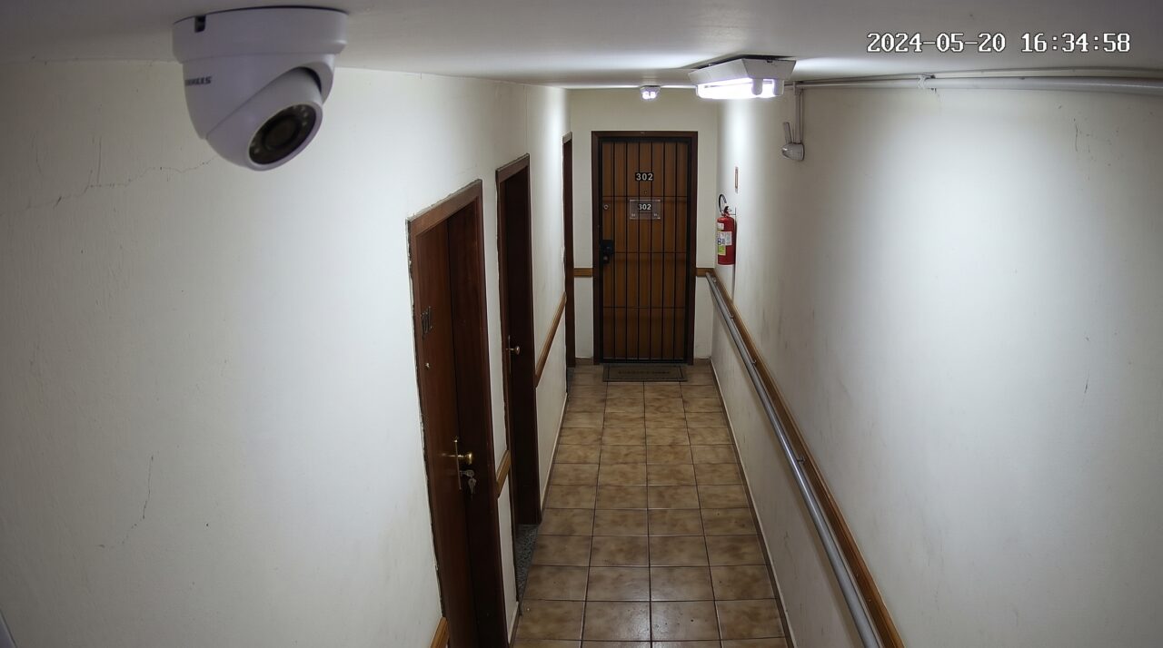 Legalidade da instalação de câmera de segurança no corredor do condomínio apontada para a porta do vizinho.
