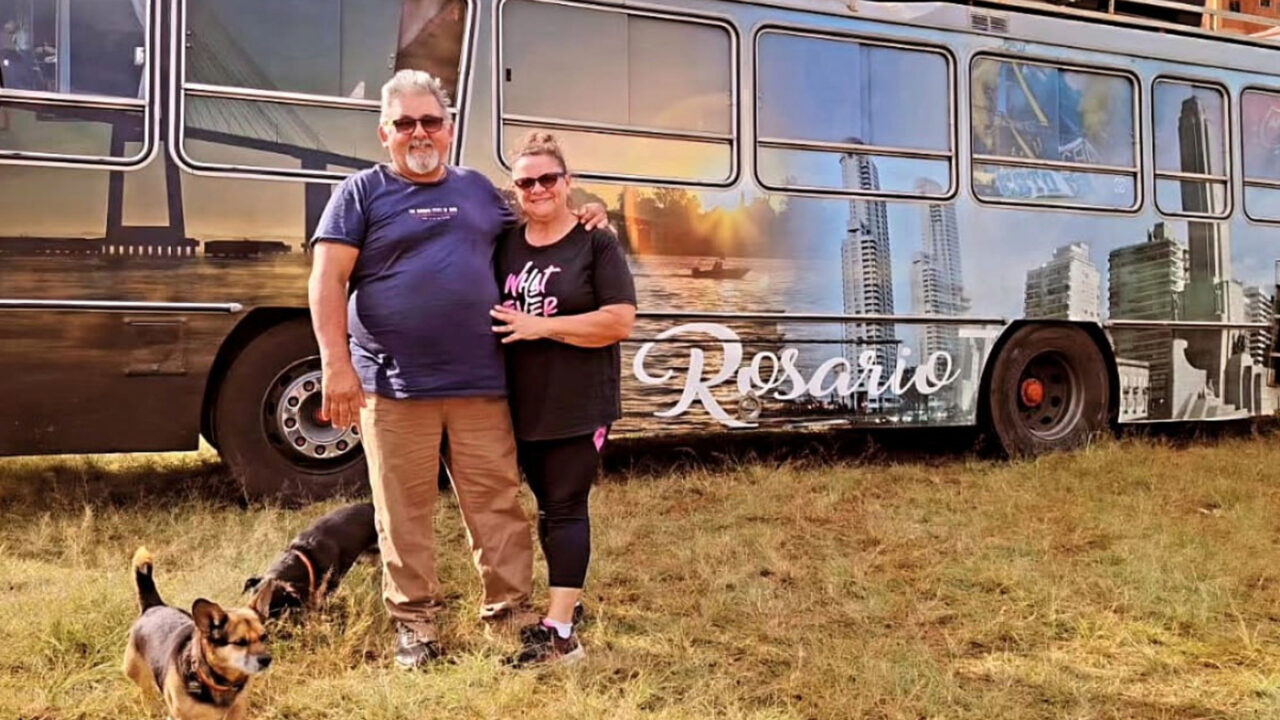 Silvia e Sergio, os aposentados argentinos que abandonaram sua casa para viver em um motorhome Temos quatro painéis de 450W, inversores e duas baterias de lítio